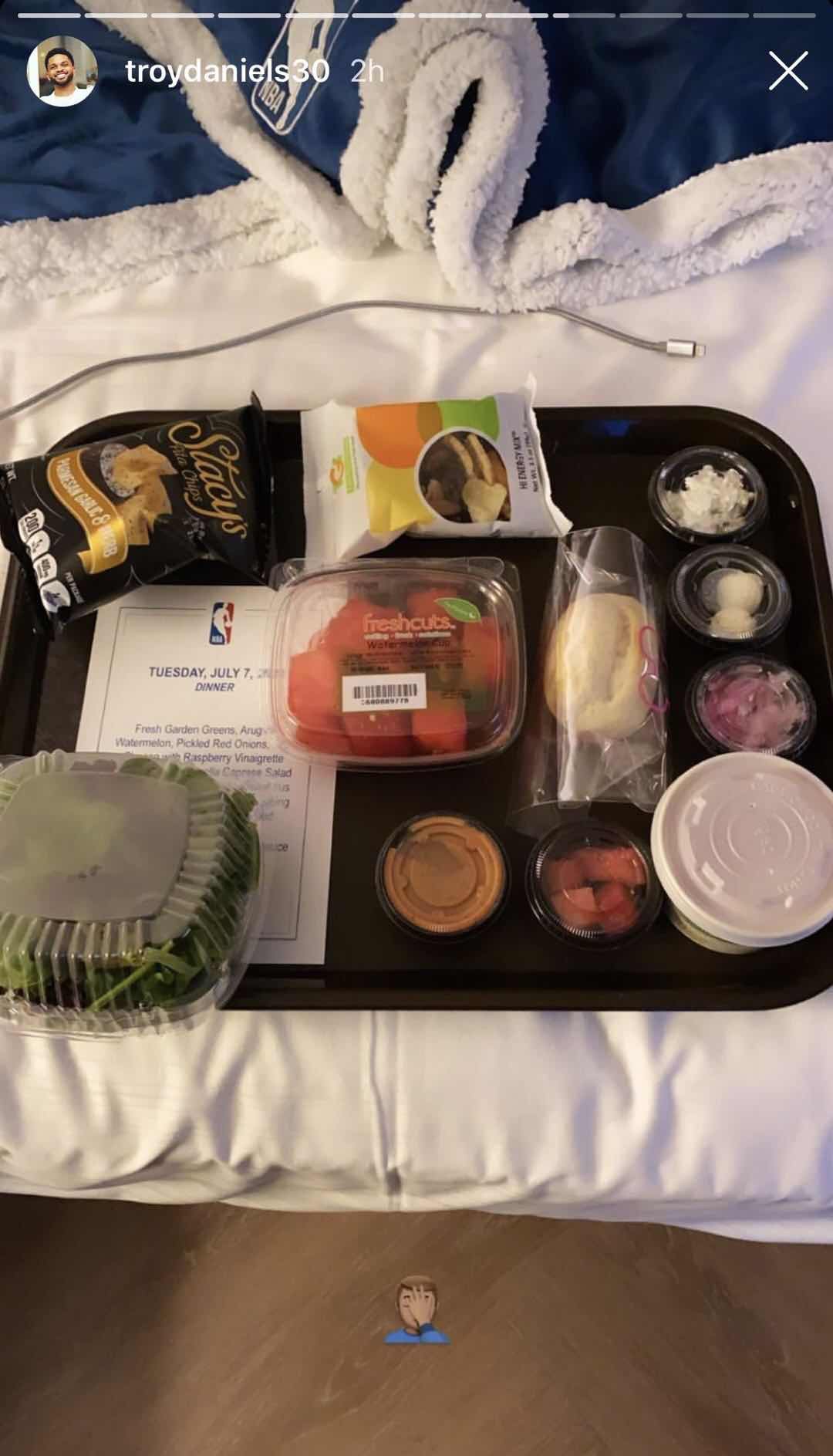 特洛伊-丹尼尔斯晒出他在迪士尼的第一顿晚餐