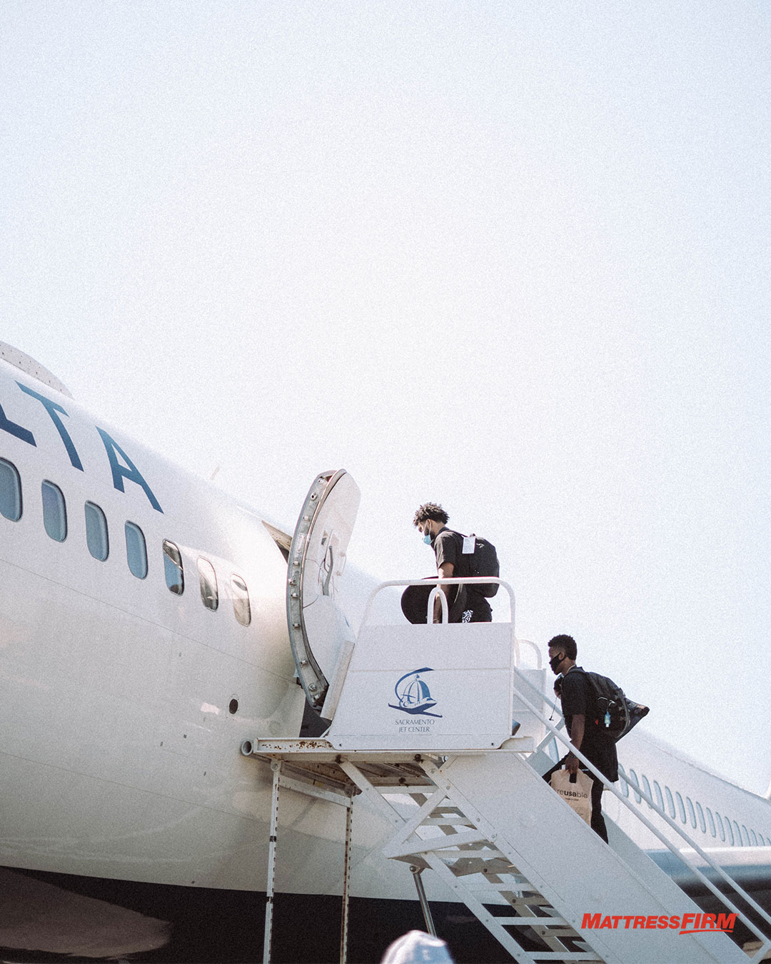 国王官推发布球队登机照：萨克拉门托飞往奥兰多