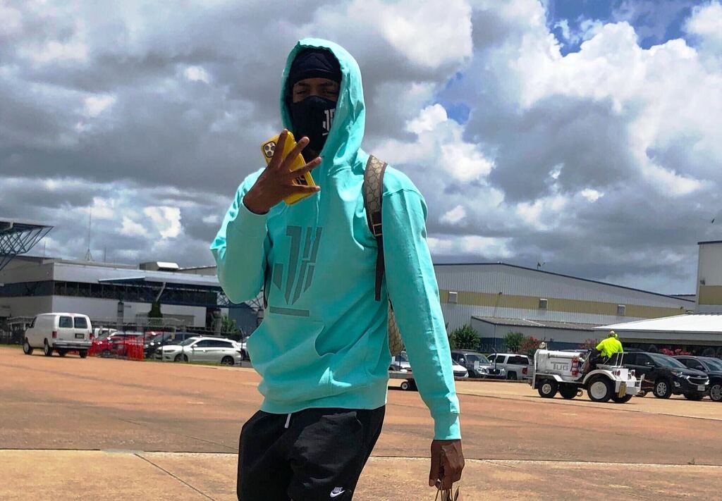 灰熊官推晒照，球队已经抵达奥兰多