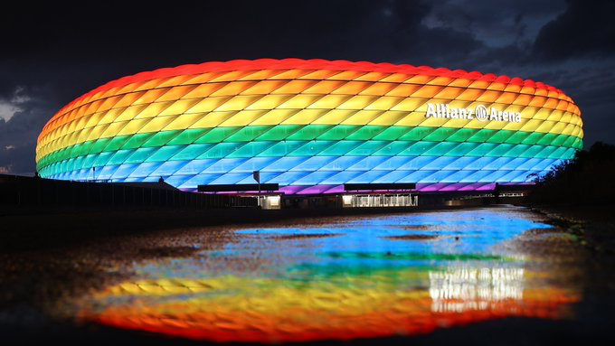 一图流：安联球场亮起彩虹色，呼吁反对歧视