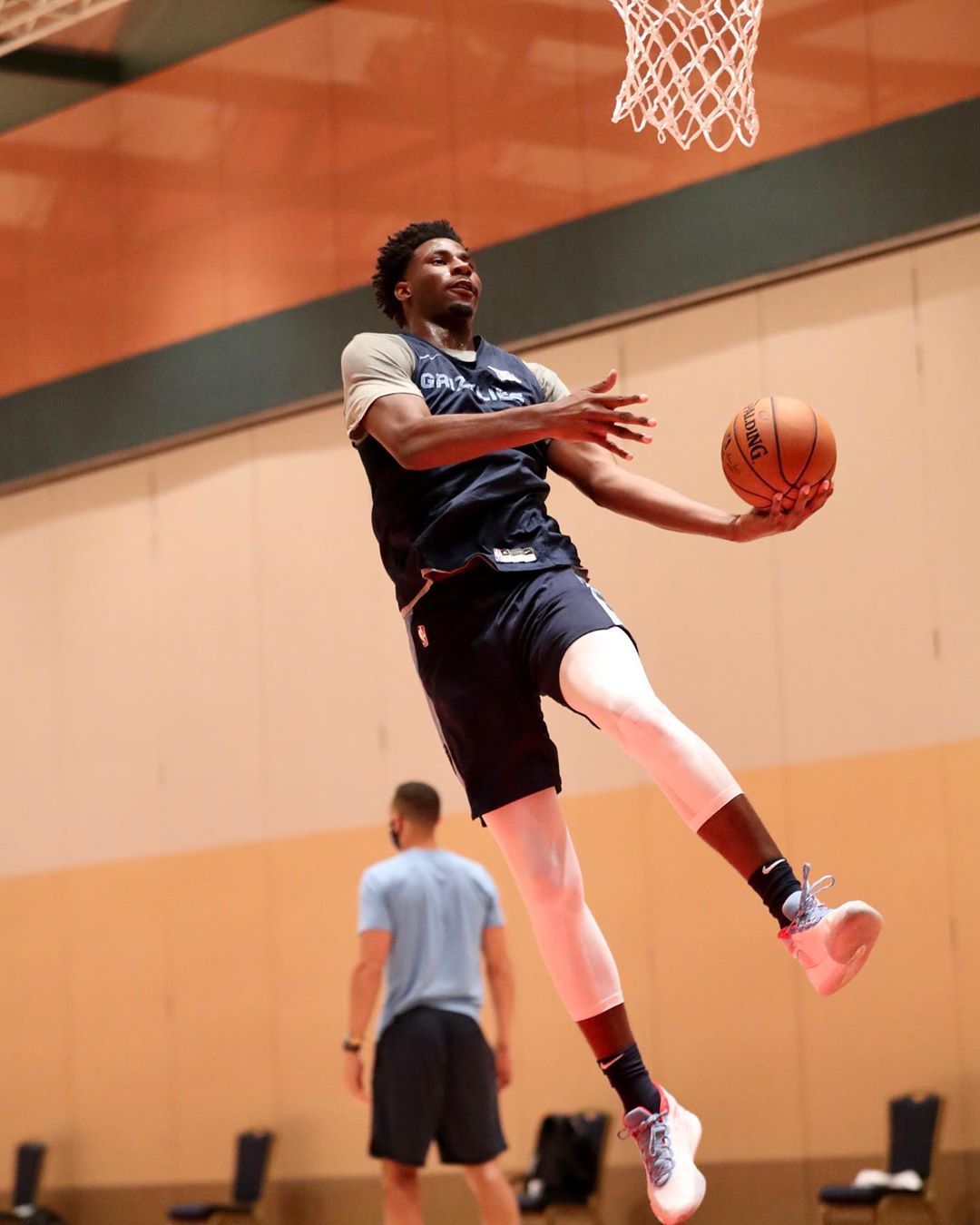 精神抖擞！灰熊官方晒多名球员训练中扣篮的照片