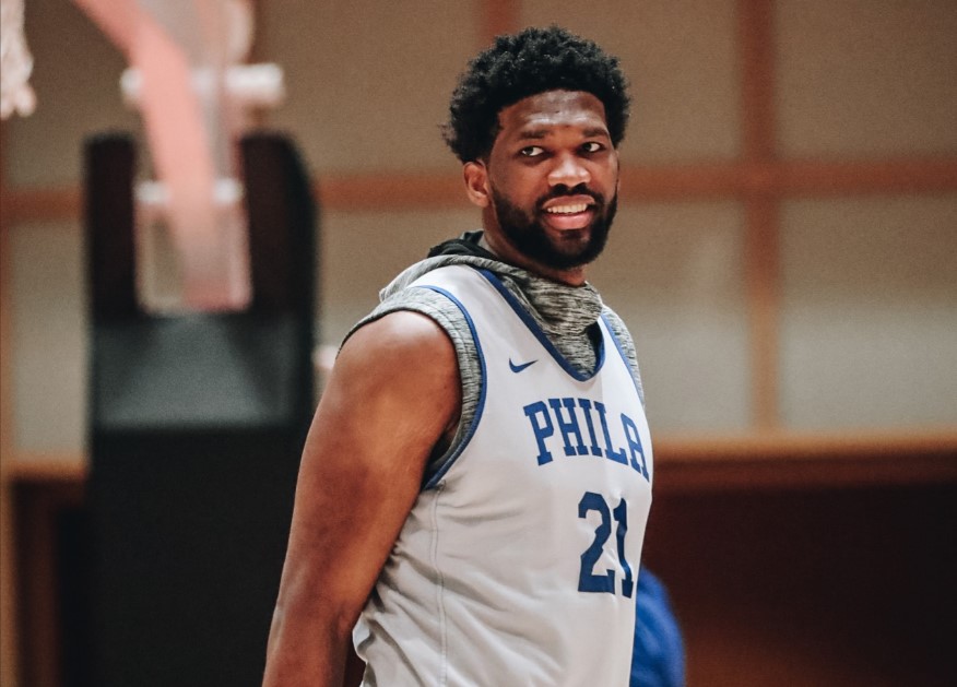 76人官方推特晒出恩比德练习欧洲步的视频:成功通过