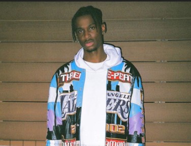 时尚潮男!亚历山大晒穿搭,湖人三连冠纪念卫衣瞩目