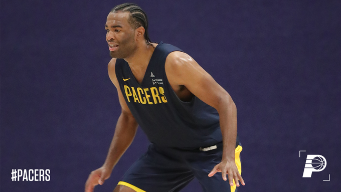 步行者晒TJ-沃伦训练照：努力训练