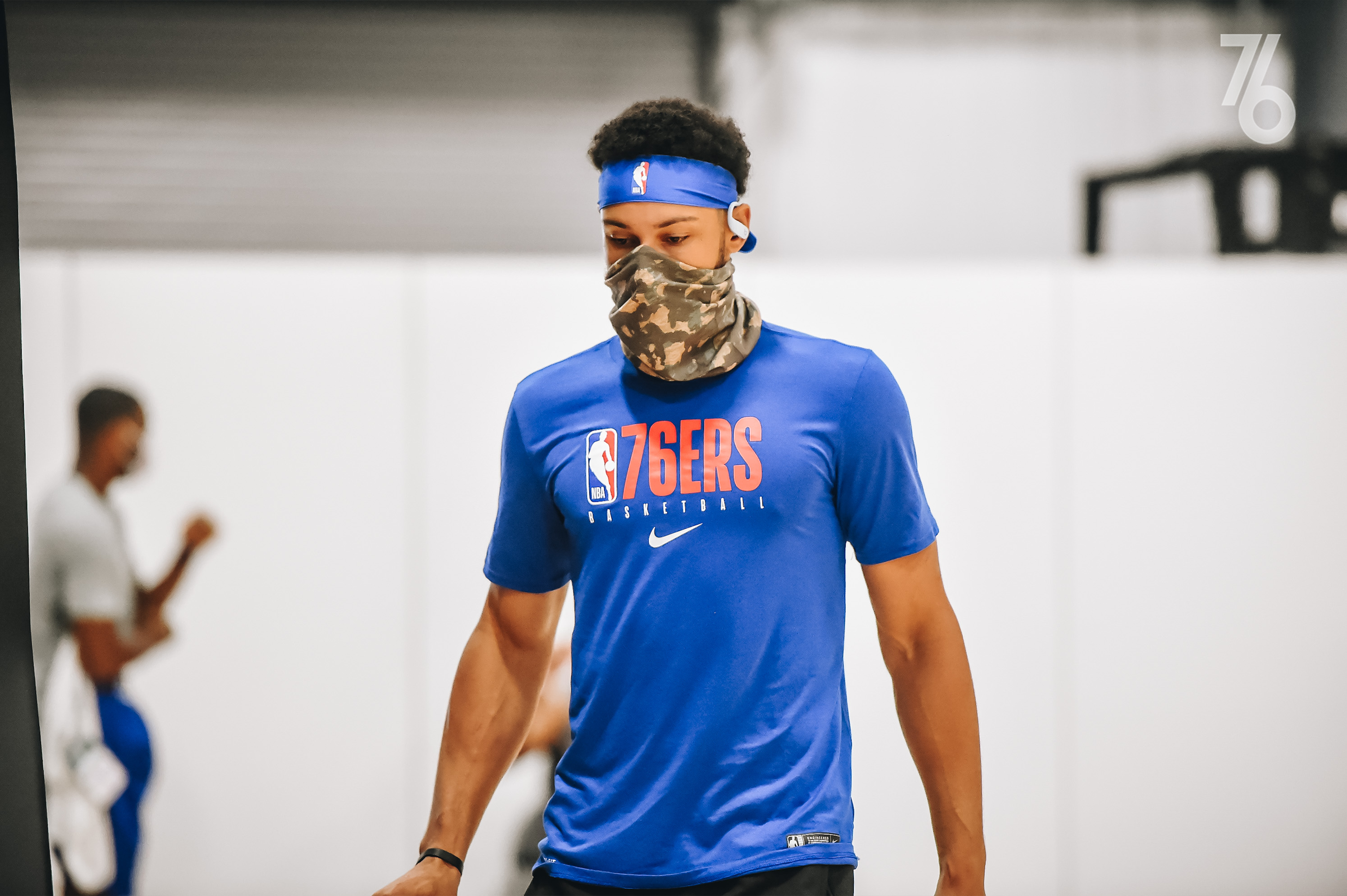76人官方晒西蒙斯等人照片：每日一提醒，戴好口罩