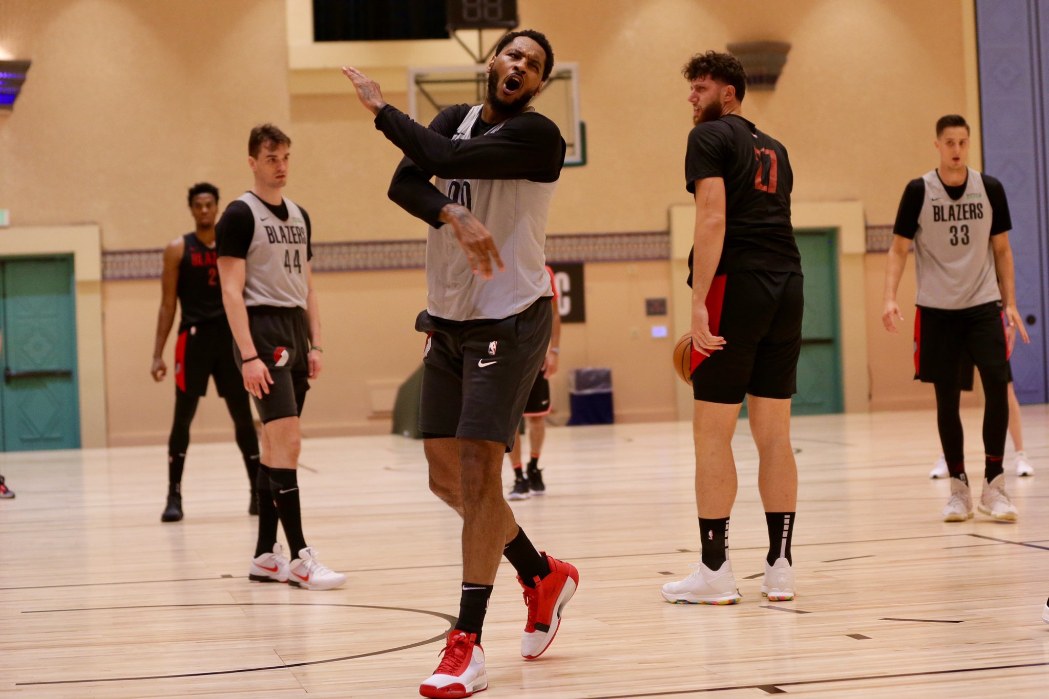 开拓者官推发布最新训练照：竞争，工作，汗水，日复一日