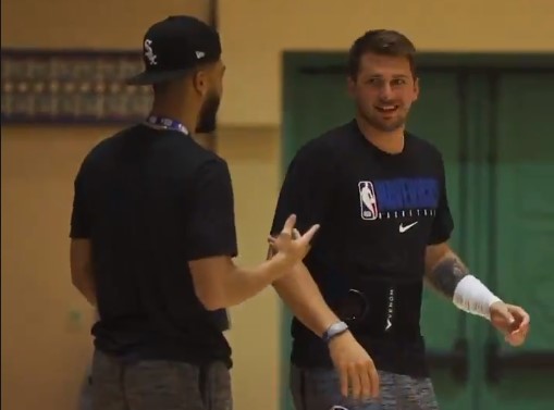 秀儿你叕来啦？东契奇单脚站立原地出手三分，一击命中