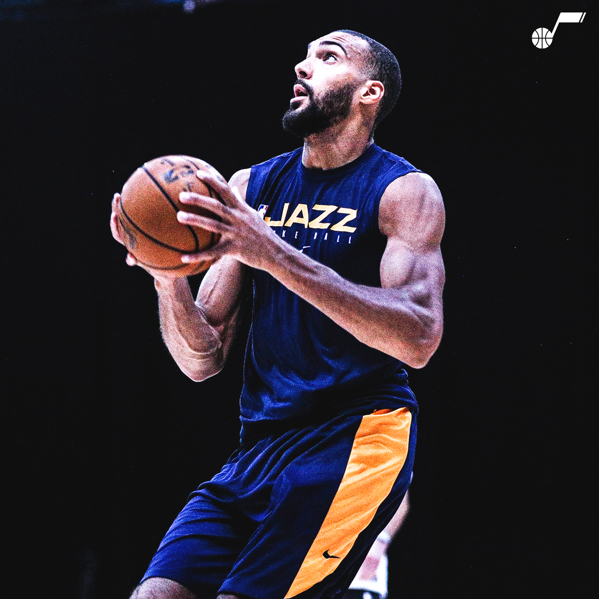 爵士官方推特发布球队训练照，米切尔戈贝尔康利领衔