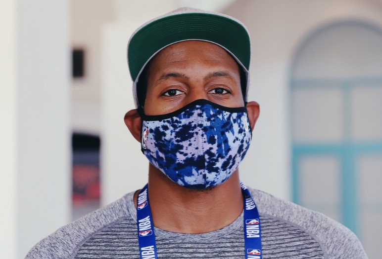 热火晒伊格达拉等人戴口罩照片：你们也应如此