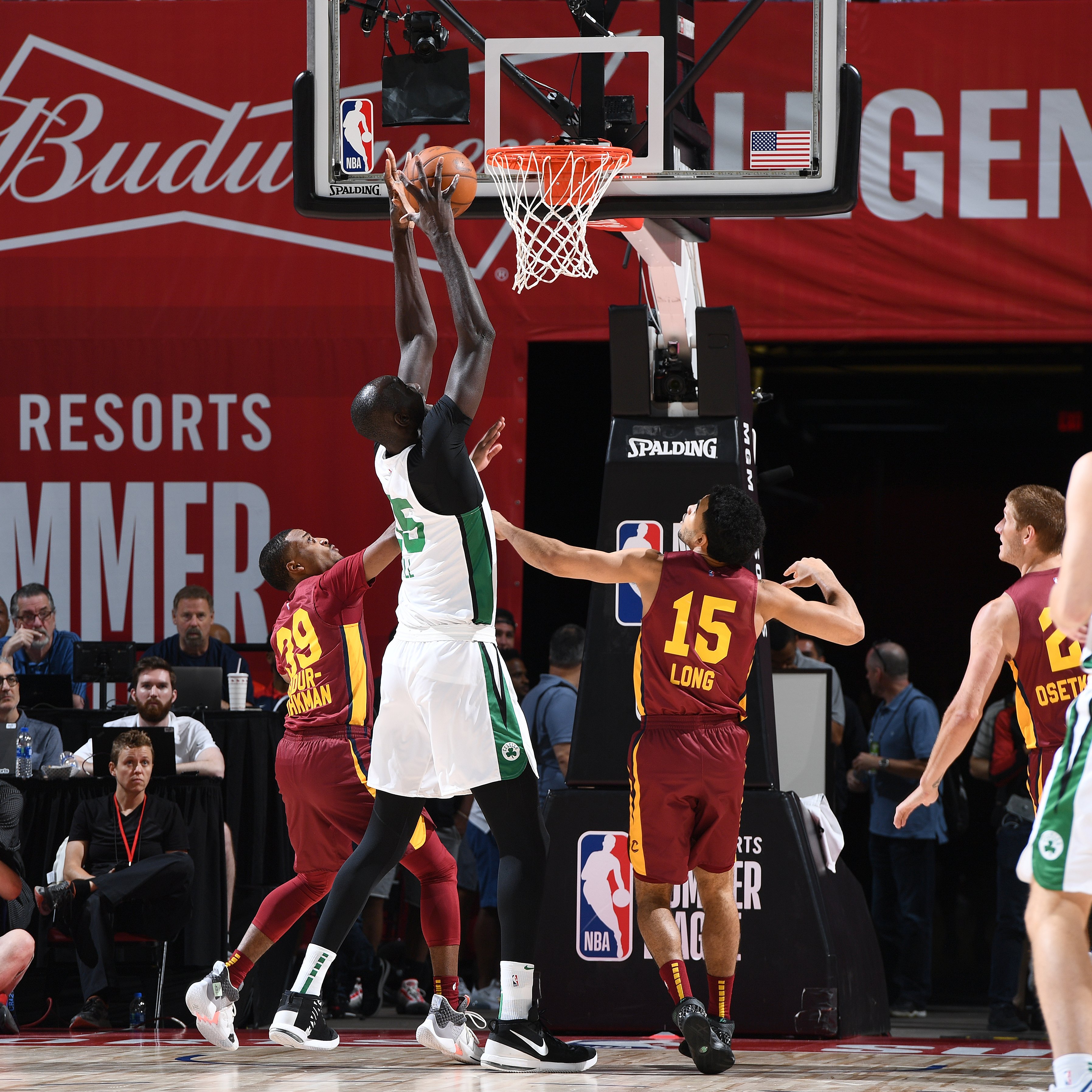 回忆往昔！凯尔特人晒出去年旧照：去年夏天的这个时候