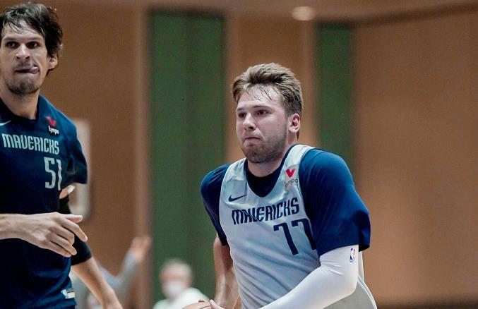 独行侠晒球员训练组照：找到那个节奏