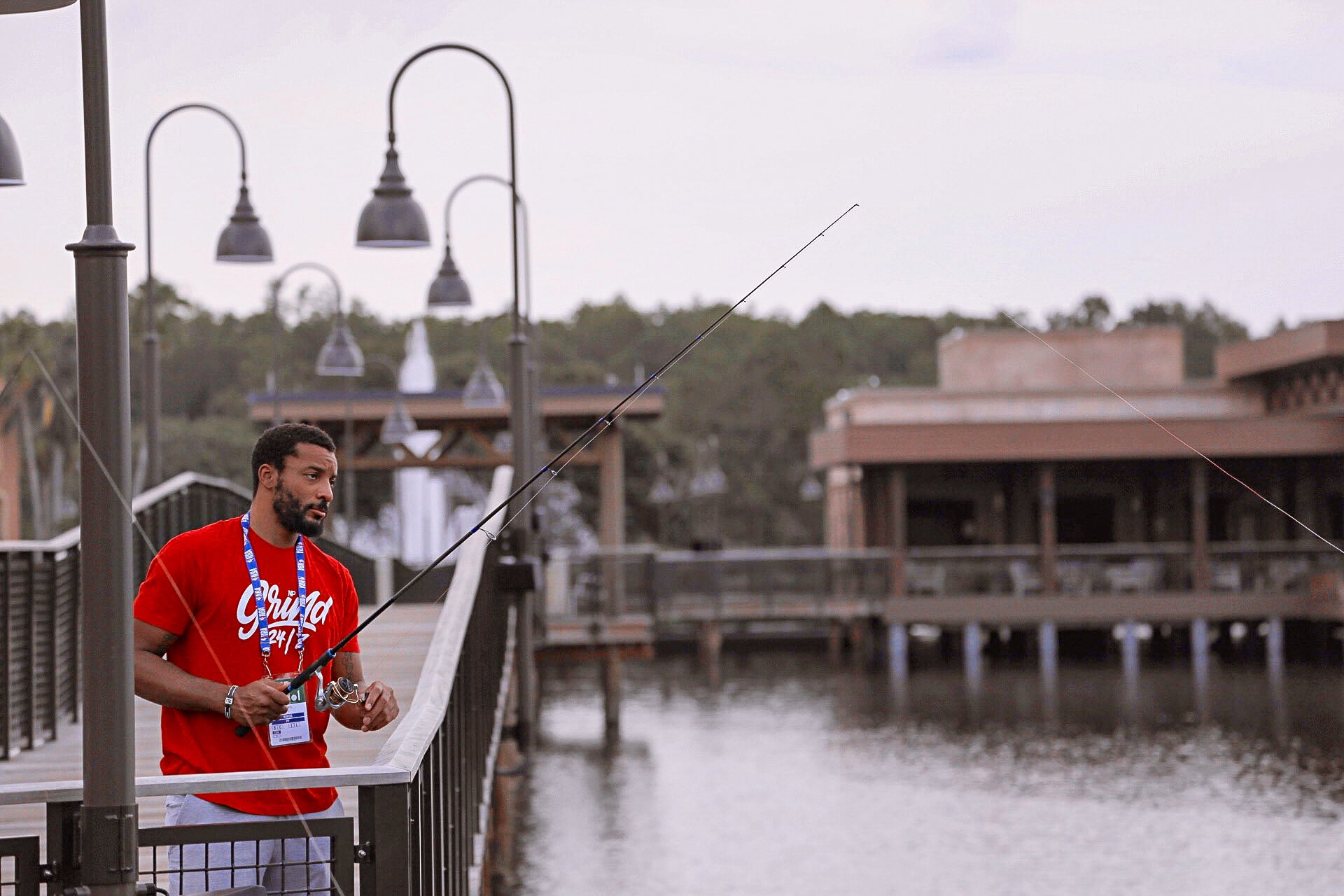 捕鱼达人！猛龙官推晒出鲍威尔隔离区钓鱼个人照