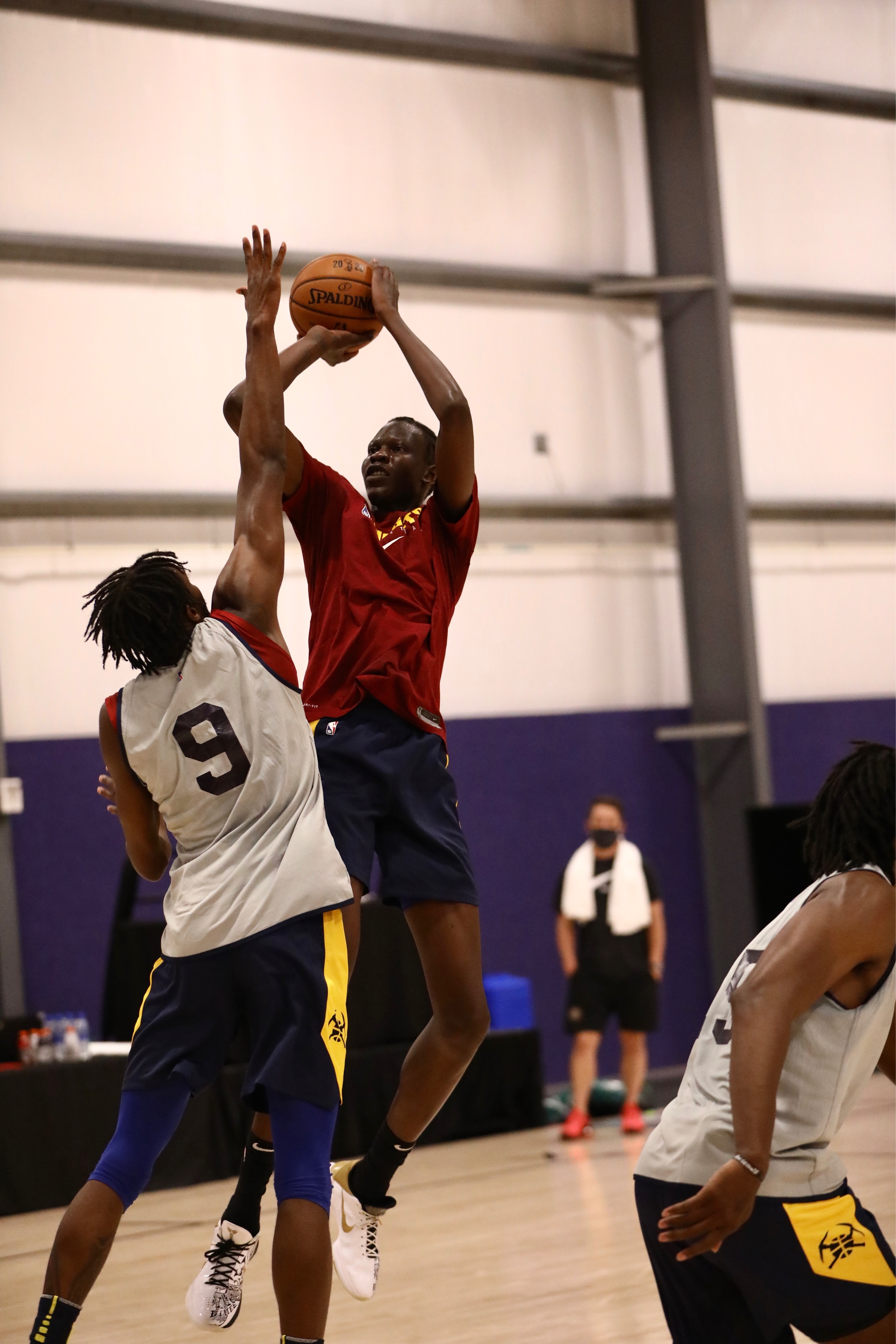 掘金官推晒最新训练照，波尔秀投篮，米尔萨普专注防守