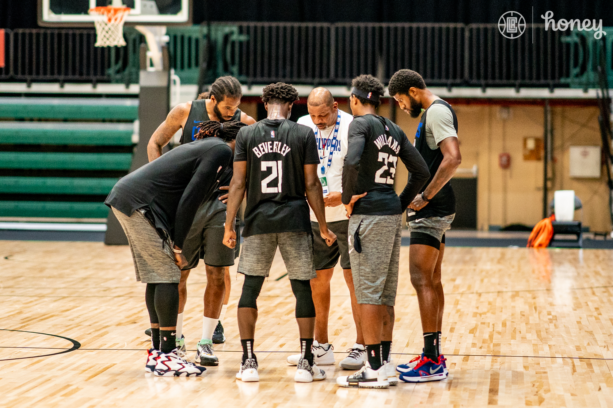 快船官方推特发布最新训练照：没有比竞争更棒的事情了