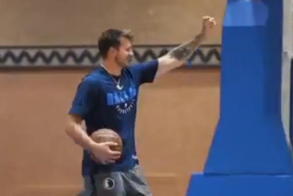 独行侠晒东契奇练习花式投篮视频：这些投篮越来越好了