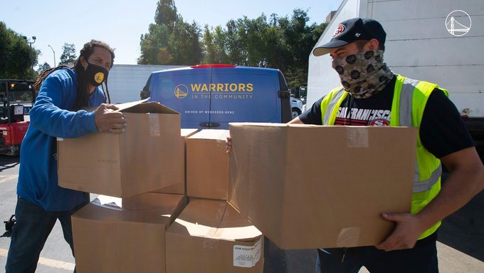 勇士携手NFL旧金山49人队为慈善机构捐赠一万袋物资