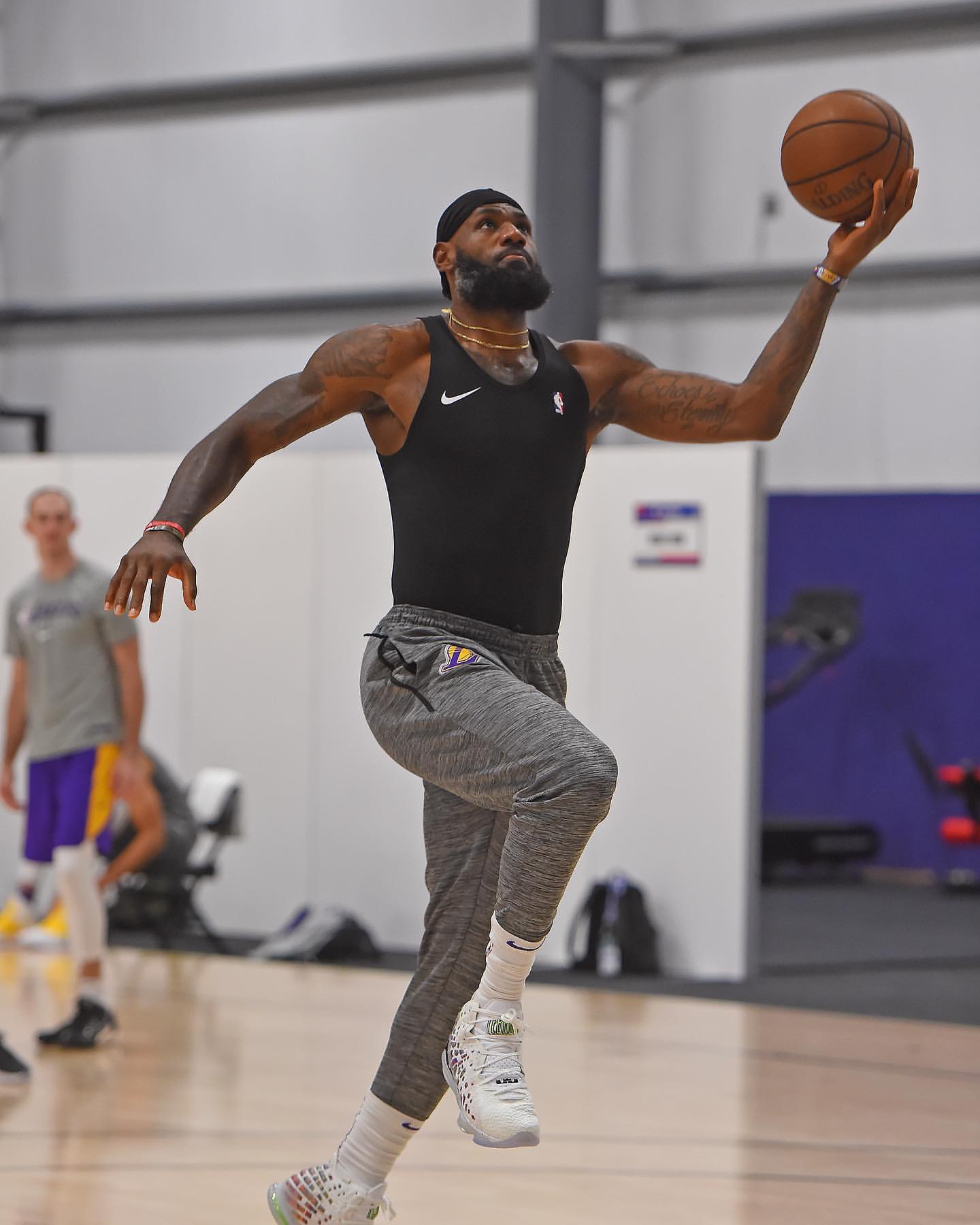 积极备战!NBA官方发布湖人训练照:湖人今天重回训练场