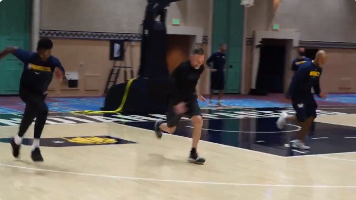 主帅身先士卒！掘金晒迈克尔-马龙与球员一起折返跑视频