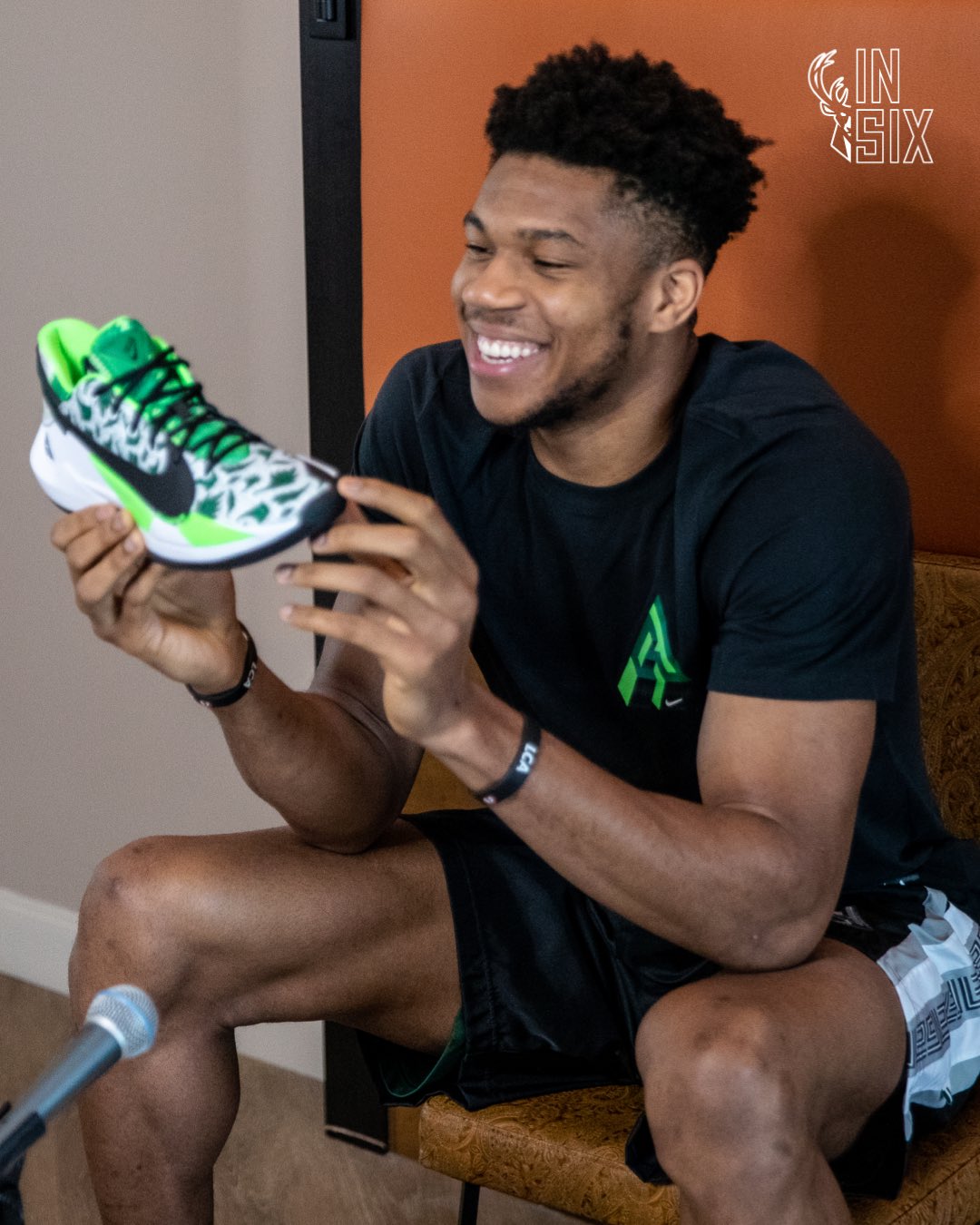 雄鹿官方晒字母哥在园区内为Freak2举行简单发布会图集