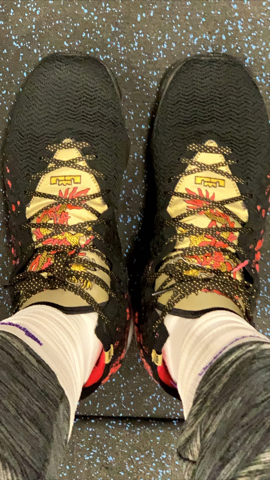 勇气与毅力！詹姆斯自拍展示今日上脚詹17战靴