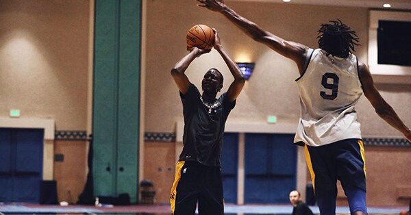 掘金人手紧张，7尺2寸的波尔-波尔在训练中客串小前锋