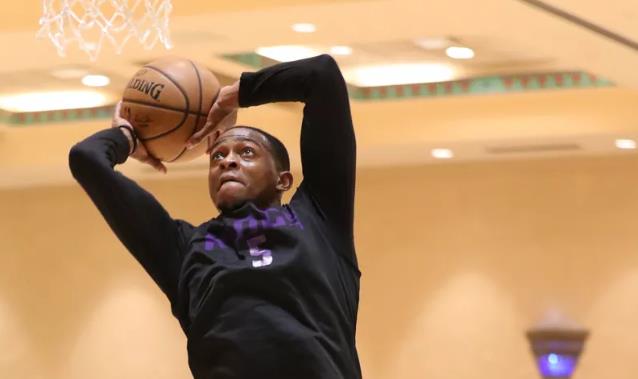 沃顿：不担心福克斯的伤势，脚踝扭伤是比赛的一部分