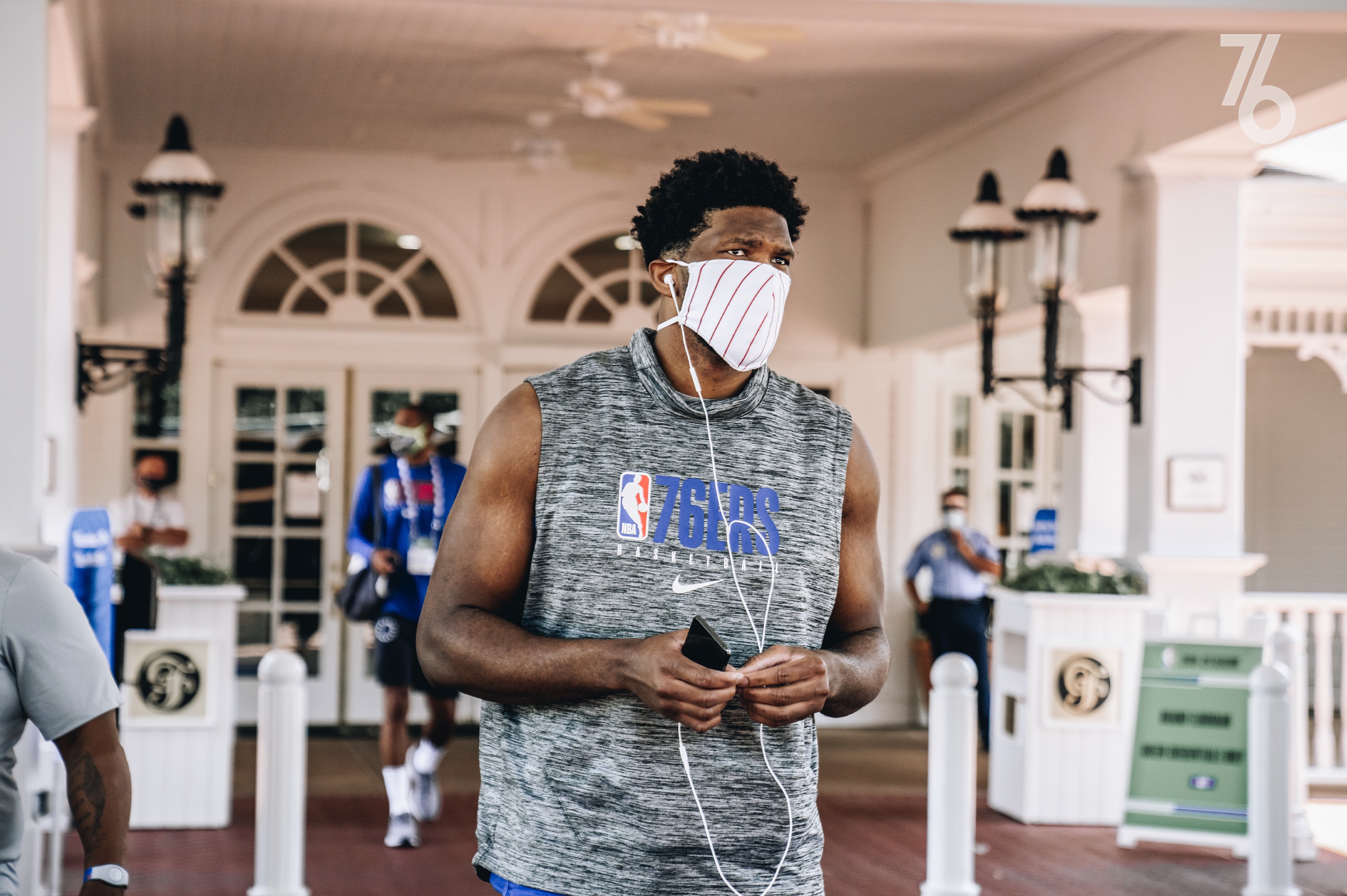 型男来袭!76人官推晒众球员面戴口罩个人帅照:他们来了