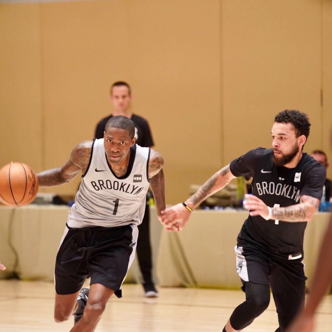 篮网官方推特发布最新球队训练照,克劳福德领衔