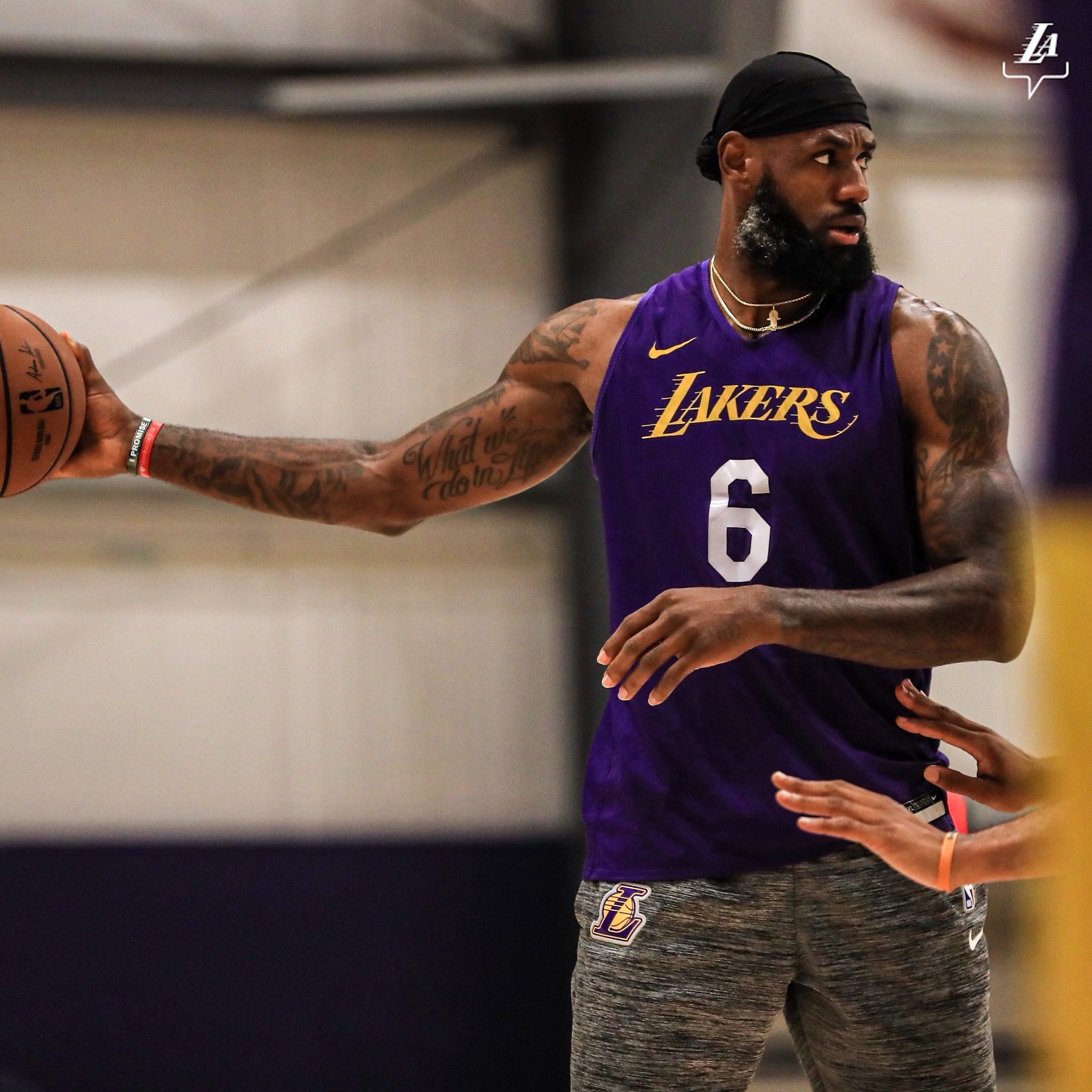 沃格尔：詹姆斯在训练中状态突出，好像根本没有停赛过