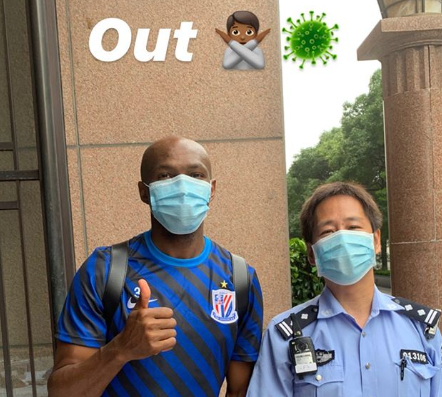 结束隔离观察，申花外援姆比亚晒照：病毒OUT