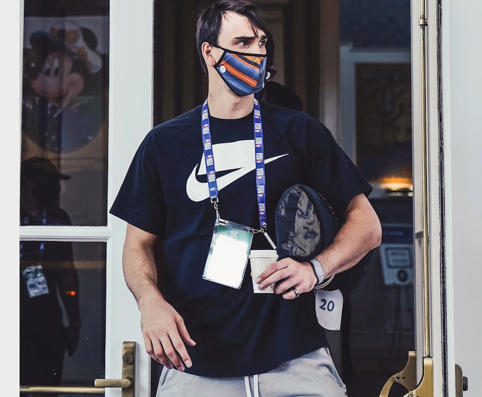 太阳官推晒沙里奇帅照：咖啡、身份牌、口罩一样不少