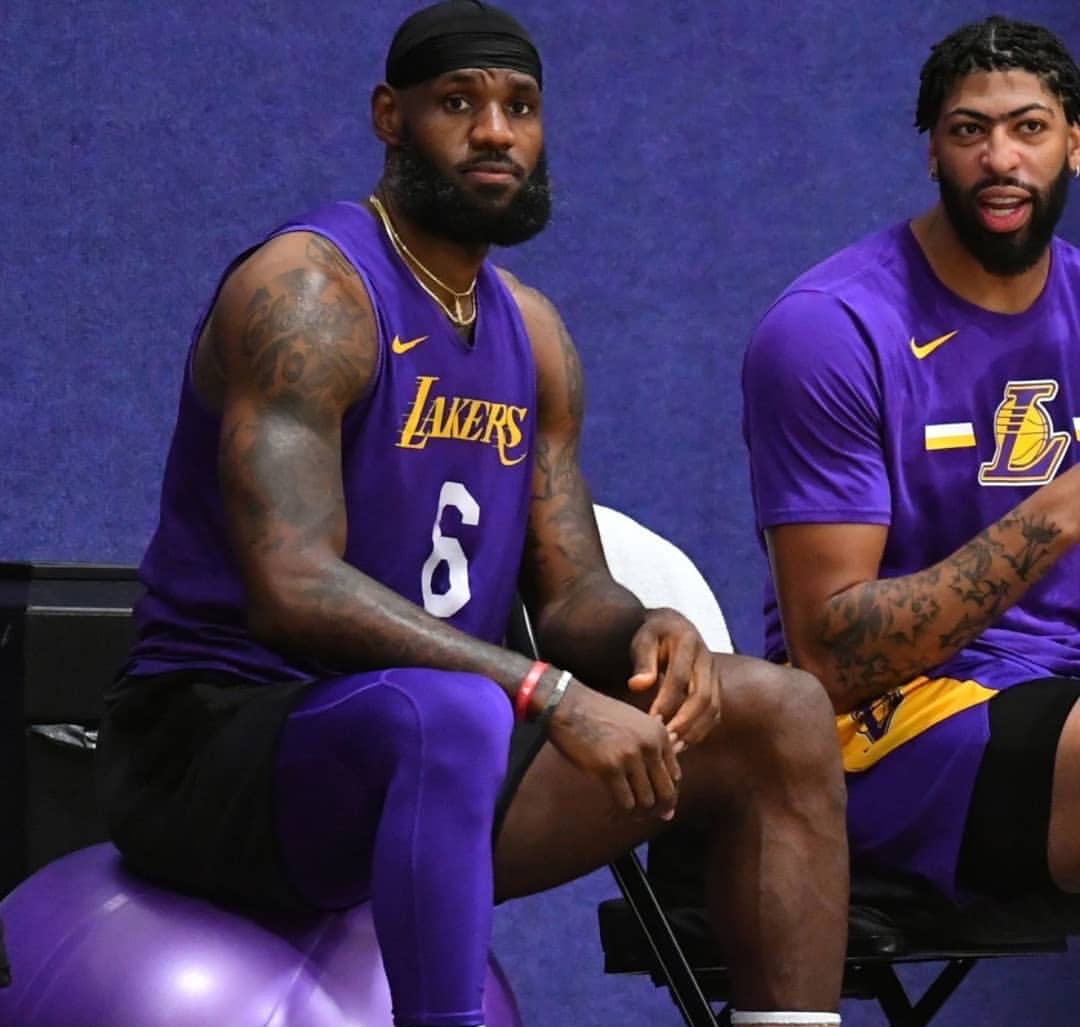 紫色健身球！詹姆斯今日训练及采访组图出炉