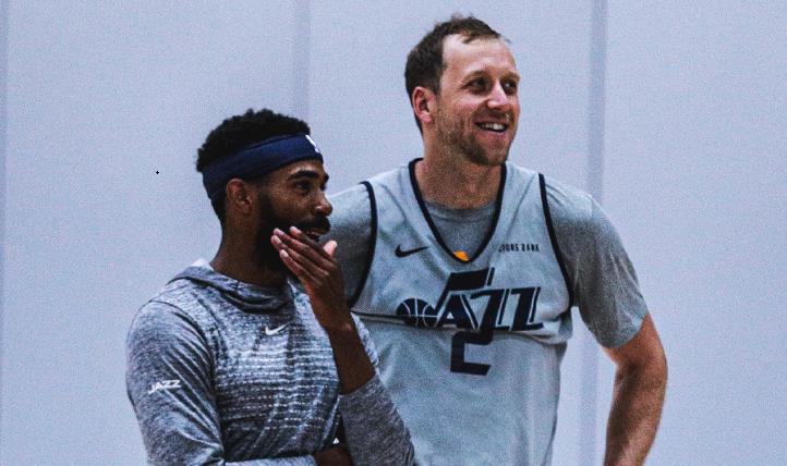 爵士晒球员训练组照：训练开始