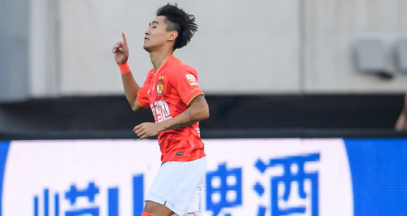GIF：杨韦连线，韦世豪轻松将球打入空门完成梅开二度