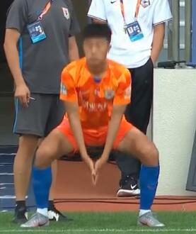 GIF：准备活动要做足！刘洋替补登场换下王彤