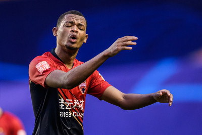 GIF：登贝莱禁区内犯规普雷西亚多点球命中，深足2-0富力