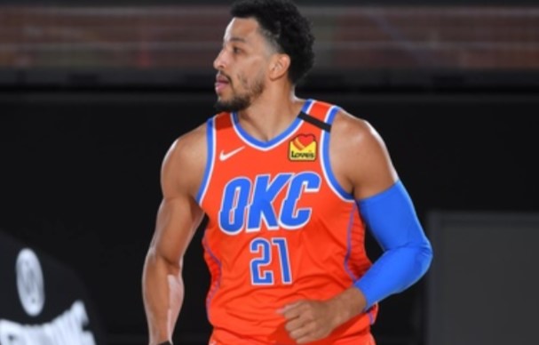 贝兹利：罗伯森太聪明了，很幸运能和他当队友