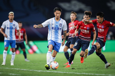 GIF：神来之笔！荣昊神仙球压哨命中，重庆2-2泰达