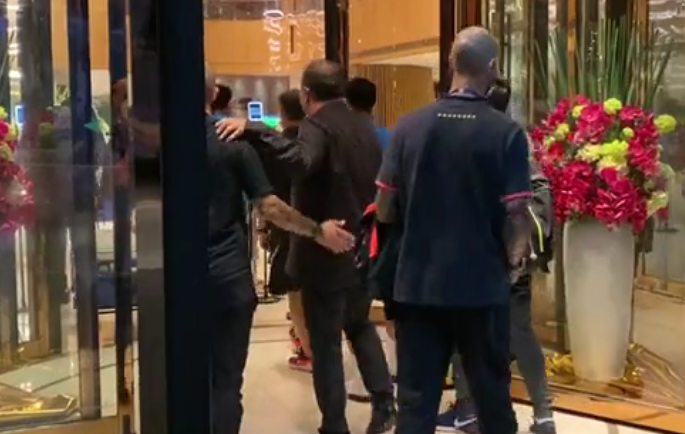 我在这里等你，卡纳瓦罗下楼迎接贝尼特斯返回酒店