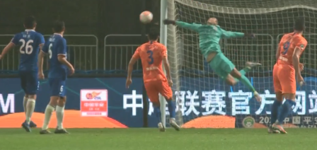 GIF：一夫当关万夫莫开！曾诚连续扑救力保申花城门不失