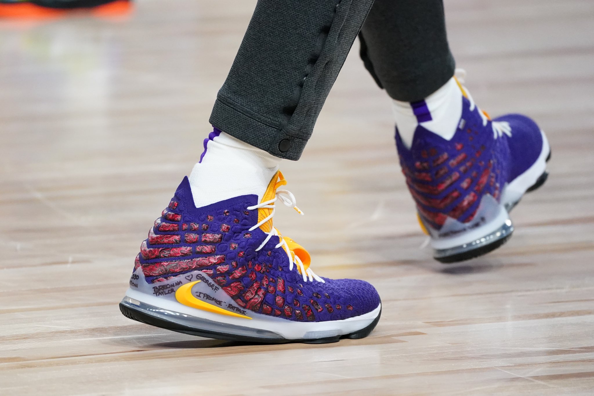 今日球鞋：詹姆斯上脚LeBron 17 PE，巴特勒上脚AJ 31