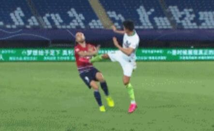 GIF：动作恶劣！王伟蹬踏重庆外援被红牌罚下