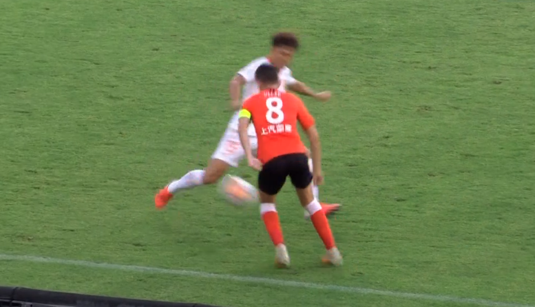 GIF：奥斯卡挑球过人潇洒摆脱，明天疾速回追成功防守