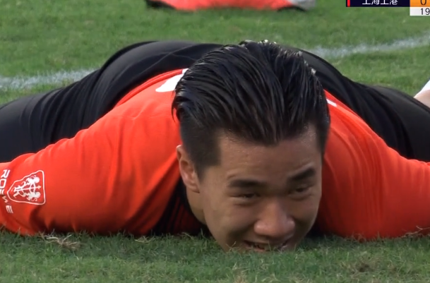 GIF：奥斯卡世界级弧线球传中，陈彬彬俯身冲顶稍偏出