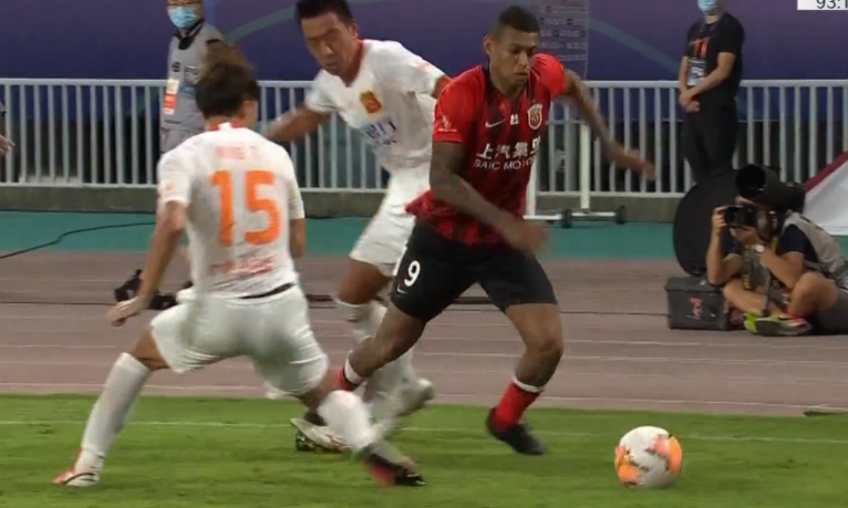 GIF：杀出一条血路！洛佩斯底线附近摆脱卓尔三人包夹防守