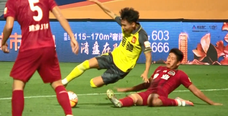 GIF：韦世豪造点亲自主罚被吴䶮扑出，韦世豪再补射破门