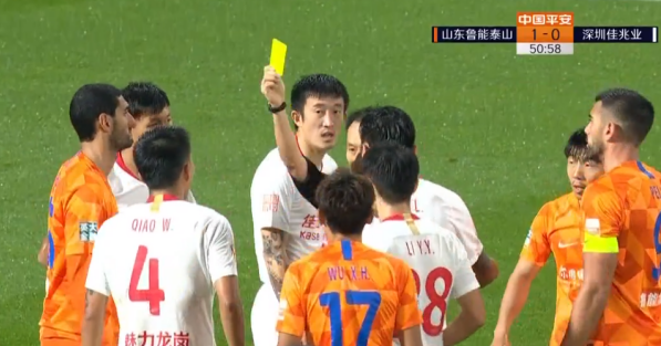 GIF：郭田雨强吃乔巍造成后者犯规，裁判出示黄牌
