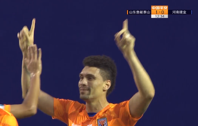 GIF：率先破门！莫伊塞斯远射得手，鲁能1-0建业