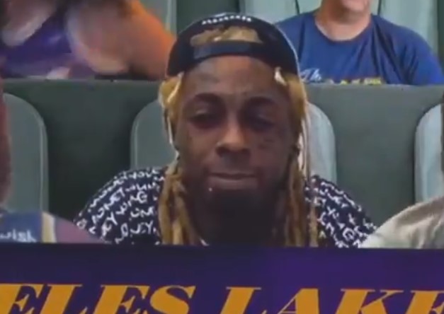 铁杆球迷！著名歌手Lil Wayne再次现身球迷大屏助威湖人