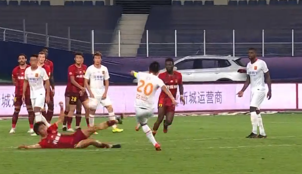 GIF：任航禁区前犯规，李行定位球兜射破门，1-1